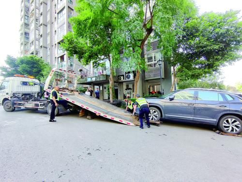 執(zhí)法人員拖離占用消防通道車輛.jpg