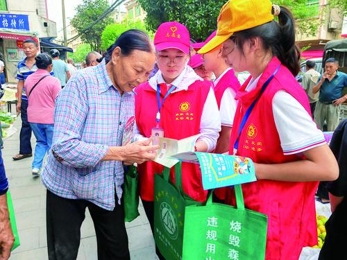志愿者向居民發(fā)放宣傳資料.jpg