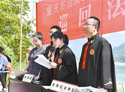 審判長當(dāng)庭宣讀判決書.jpg