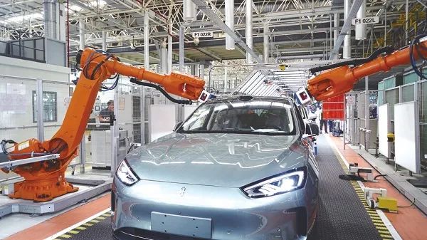 賽力斯新能源汽車智慧工廠生產(chǎn)現(xiàn)場(chǎng).jpg