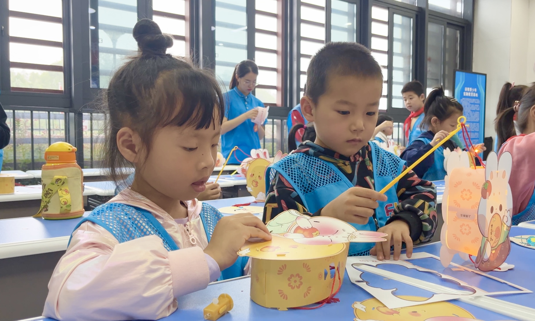 孩子們?cè)谧龌?記者 蔣歡 攝.jpg