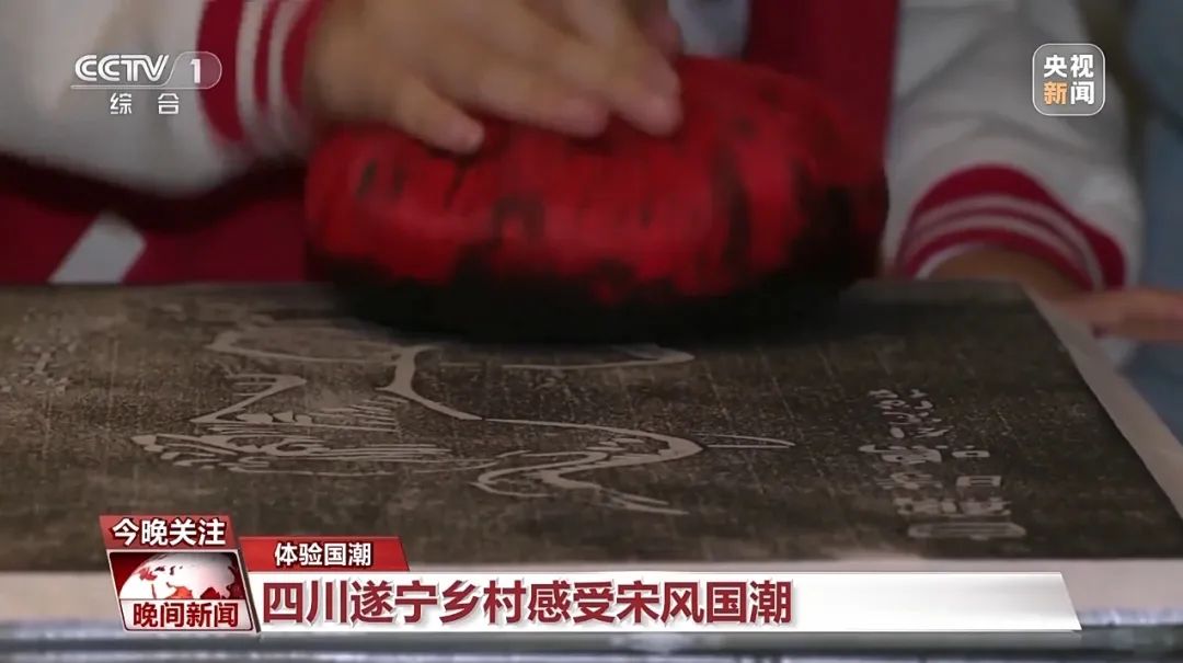 重慶白鶴粱水下博物館里，游客在工作人員的指導(dǎo)下體驗傳統(tǒng)拓片技藝.jpg