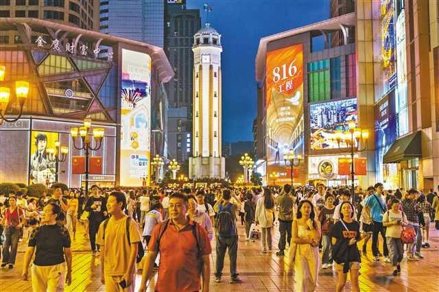 10月3日，渝中區(qū)解放碑步行街，游客絡(luò)繹不絕，掀起一波“吃、喝、玩、樂、購、娛、游”的消費(fèi)小高潮。.jpg