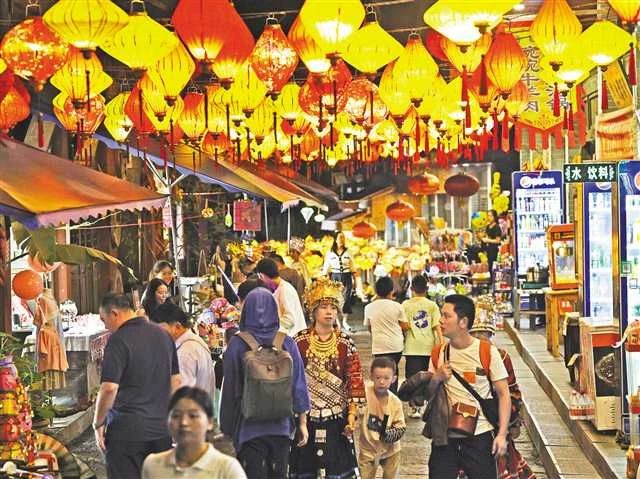 10月3日夜晚，彭水縣蚩尤九黎城，璀璨的夜景扮靚了整座苗城，吸引了不少游客前來游覽觀光。.jpg