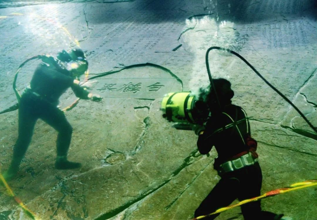 長江水下看千年題刻——走進白鶴梁水下博物館5.jpg